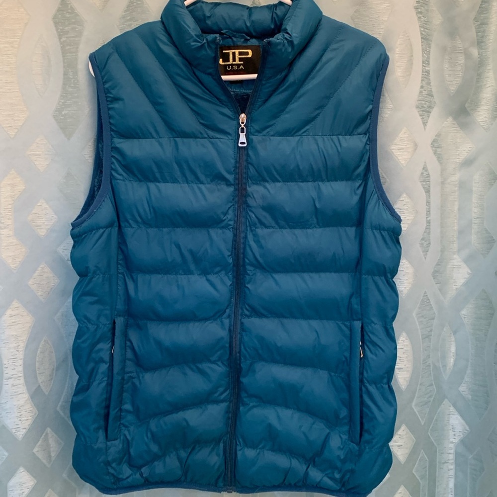 JP USA women’s zip up vest, 2 zip pockets, size 1XL, 21 inches armpit to armpit